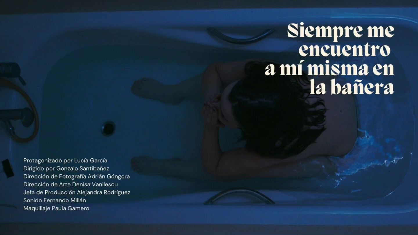 Siempre me acabo encontrando a mi misma en la bañera Background