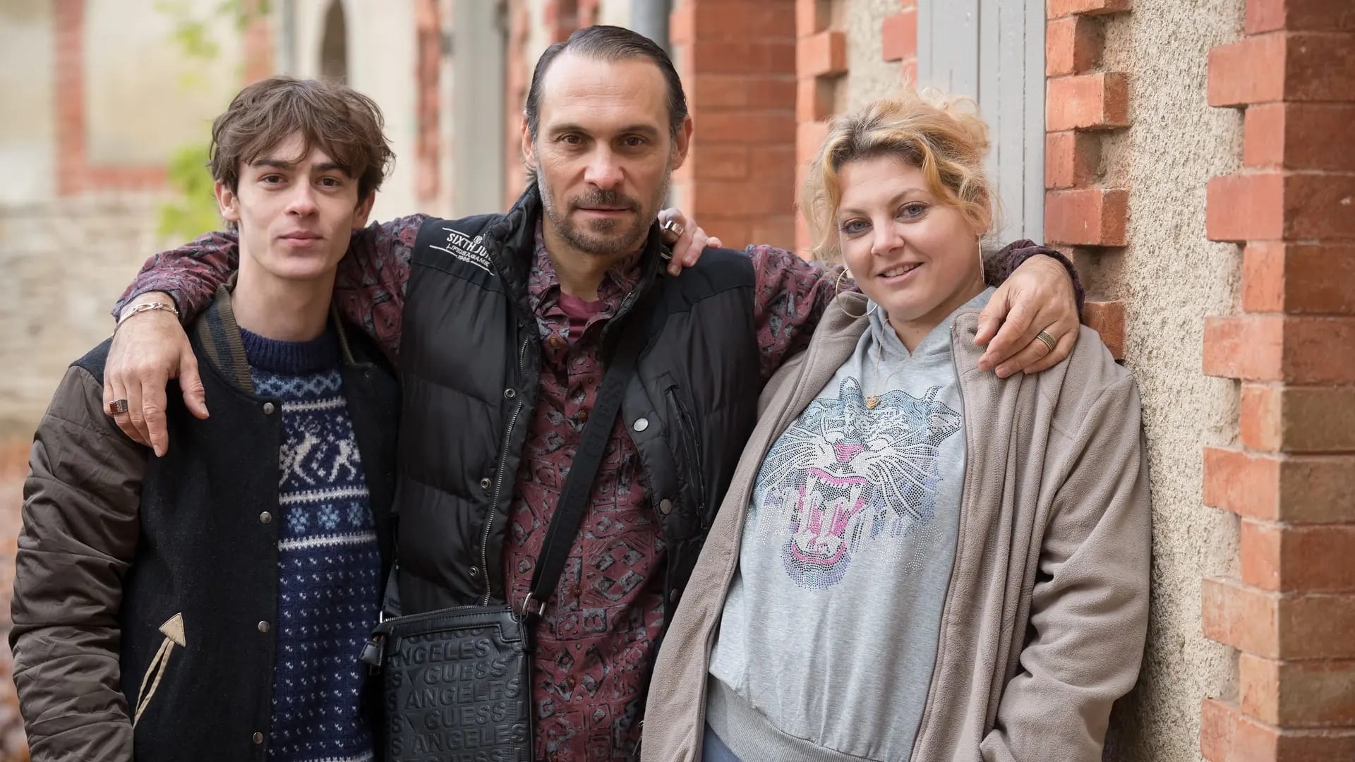 Les Malvenus Background