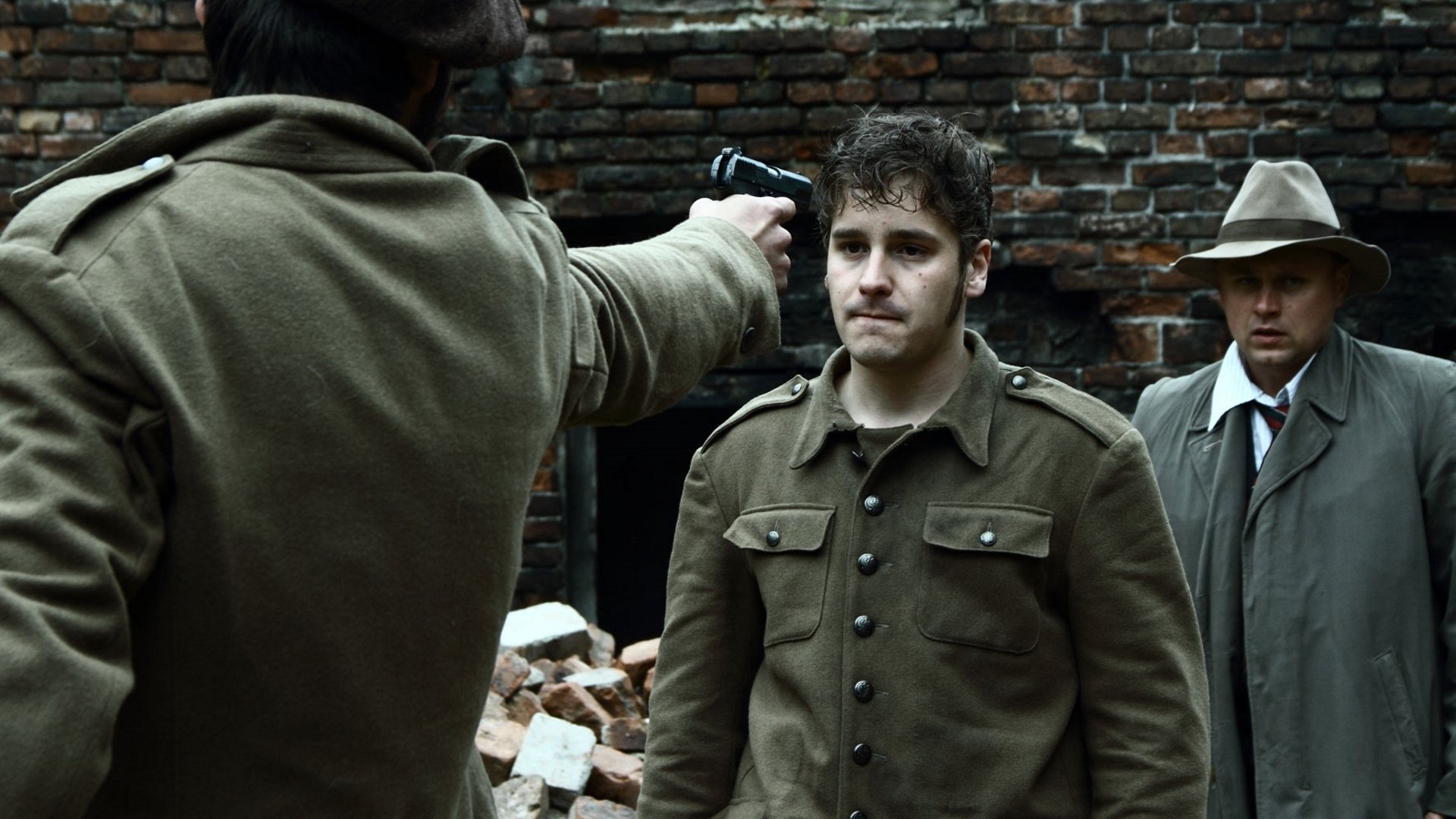 Historia Roja, czyli w ziemi lepiej słychać Background