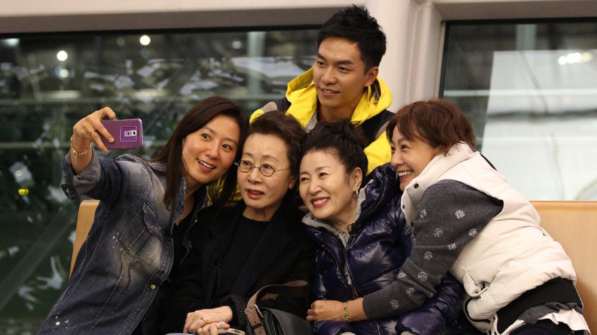 Noonas Over Flowers Background