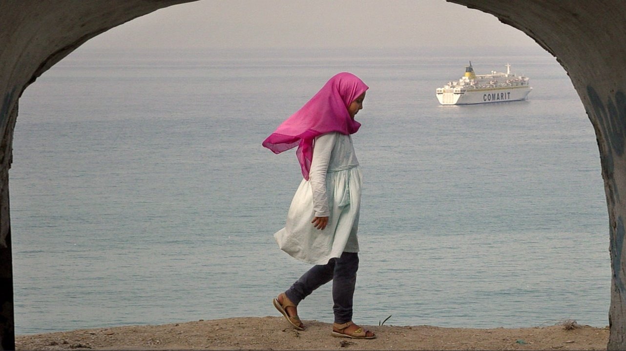 Al otro lado Background