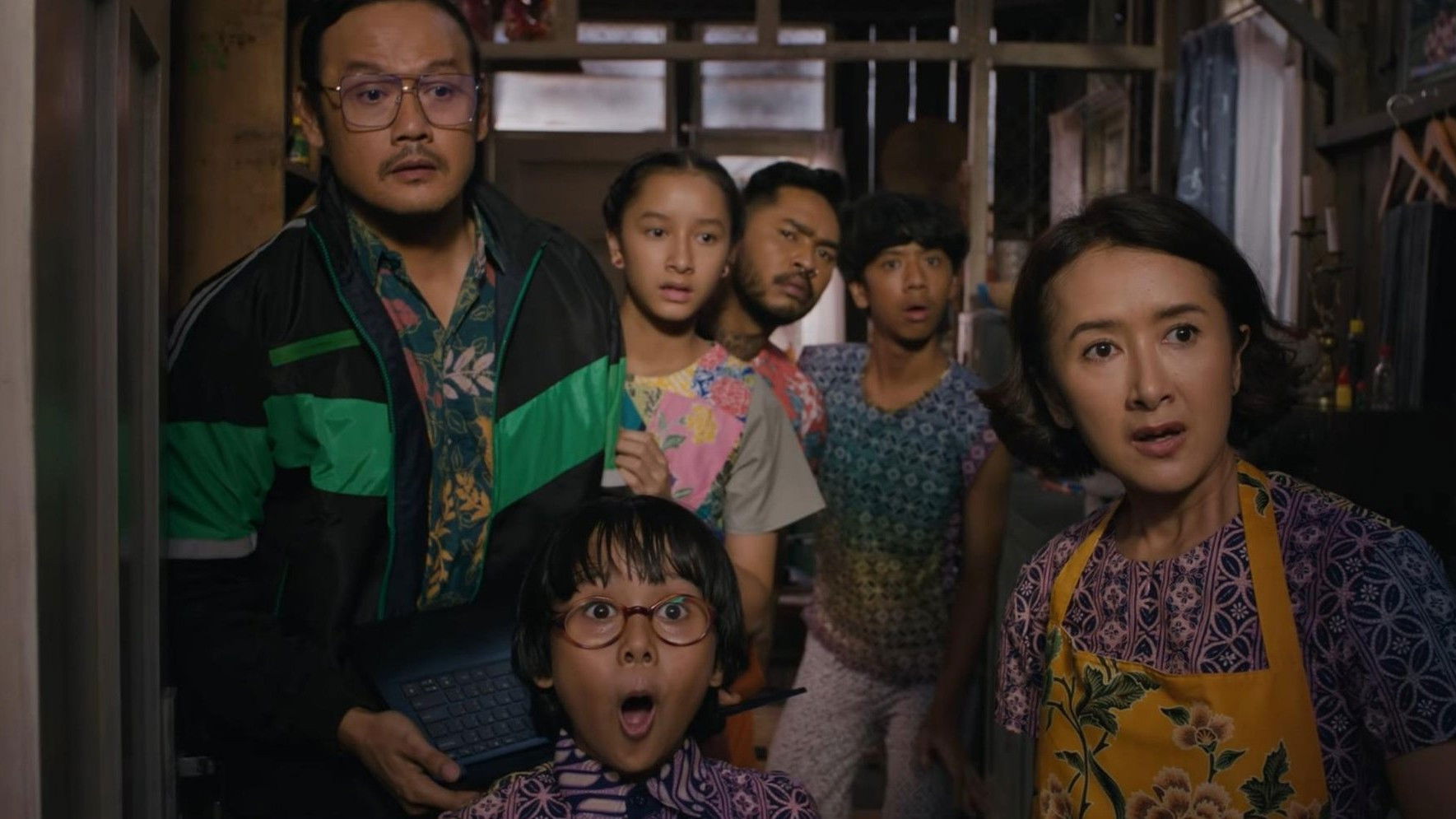 Keluarga Super Irit Background