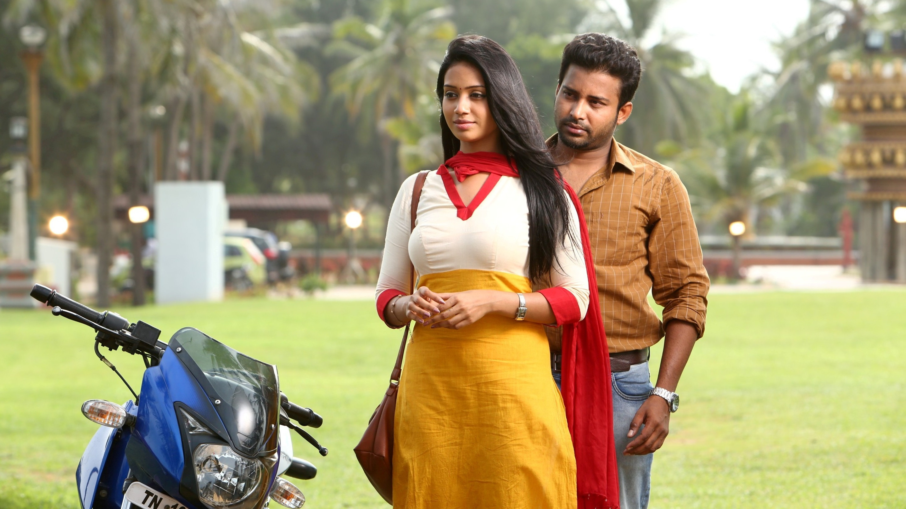 Oru Naal Koothu Background
