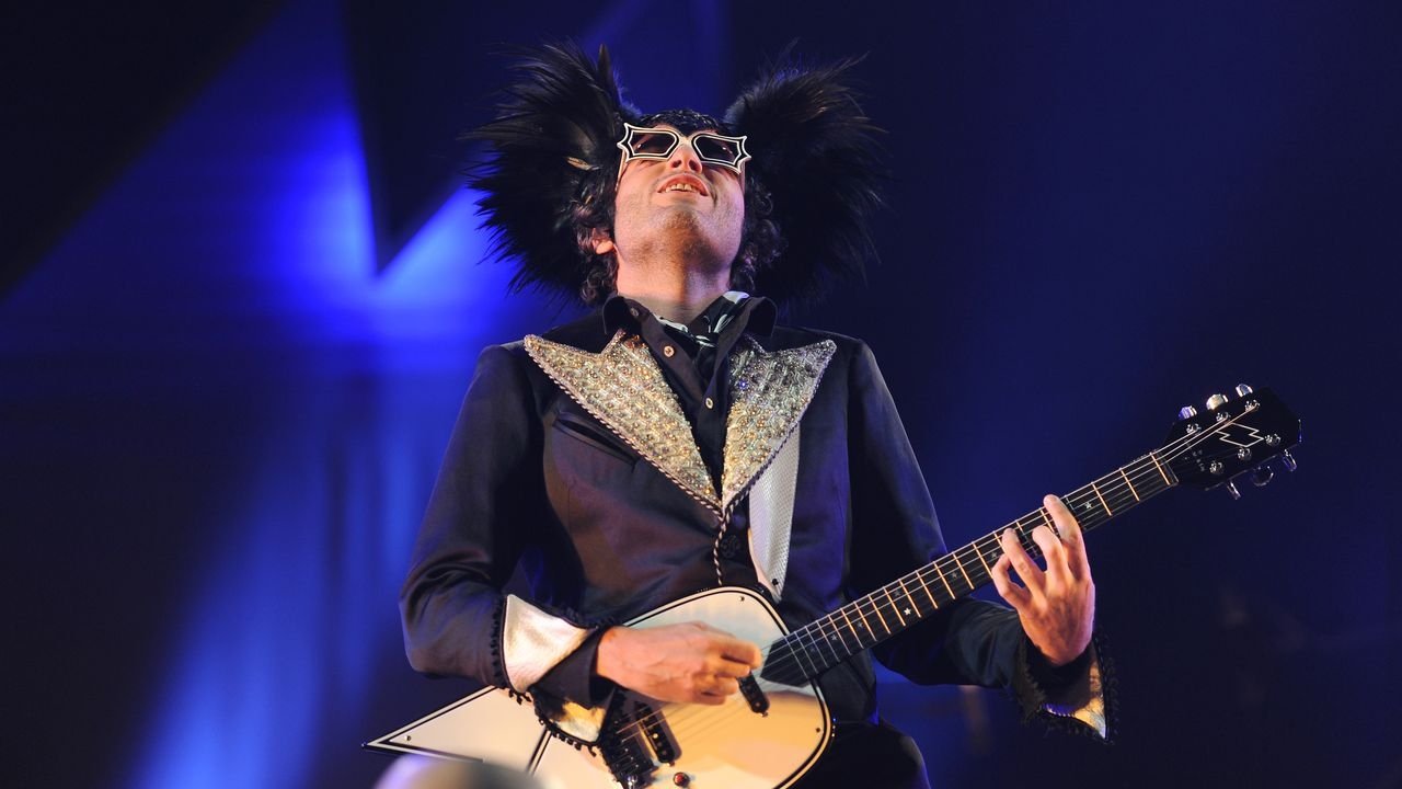 M - Le Tour de M Background