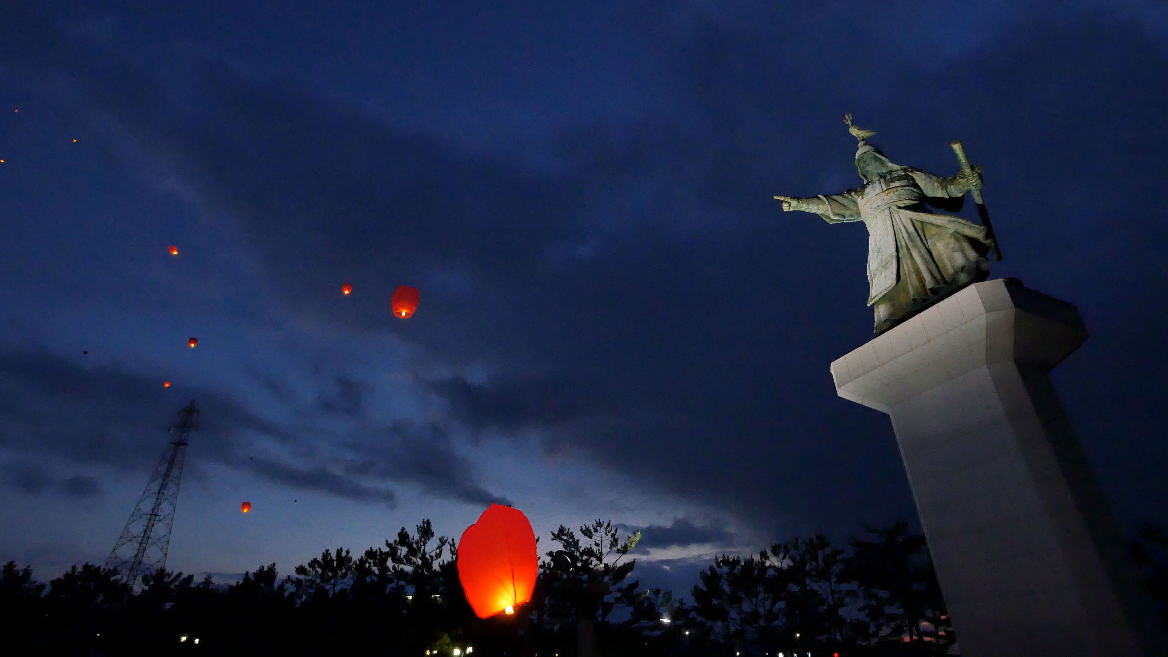 Roaring Currents: The Road of the Admiral Background