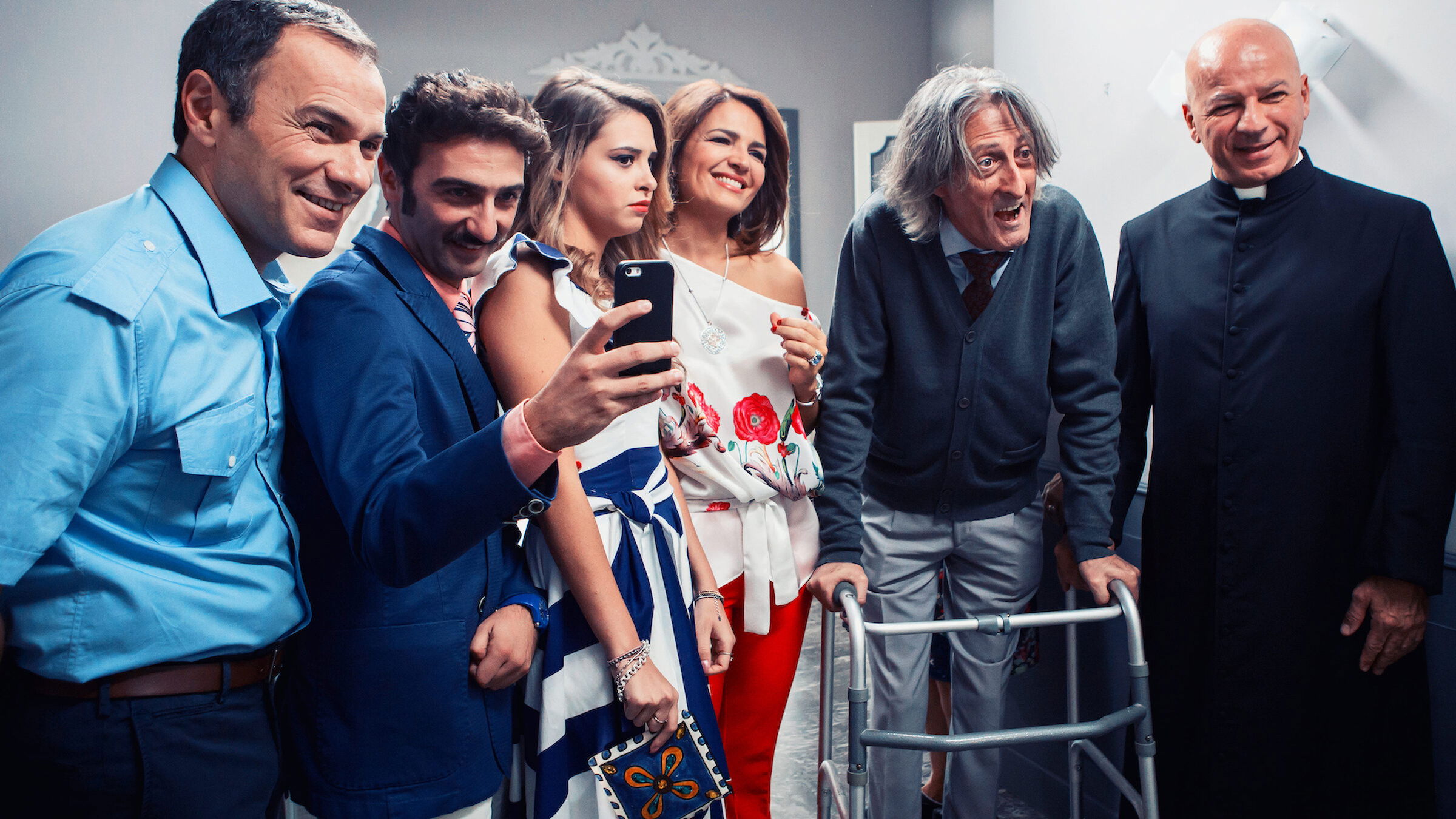 Una festa esagerata Background