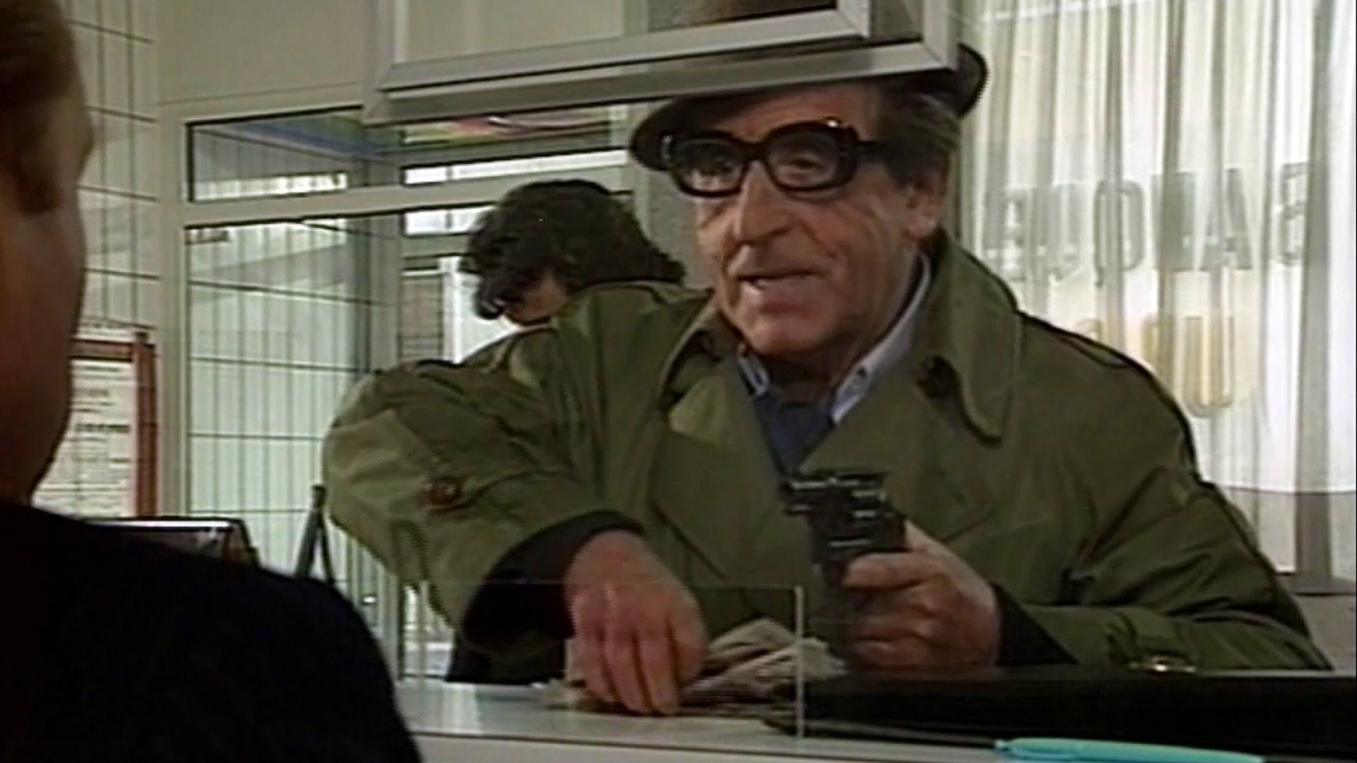 La Grande Embrouille Background