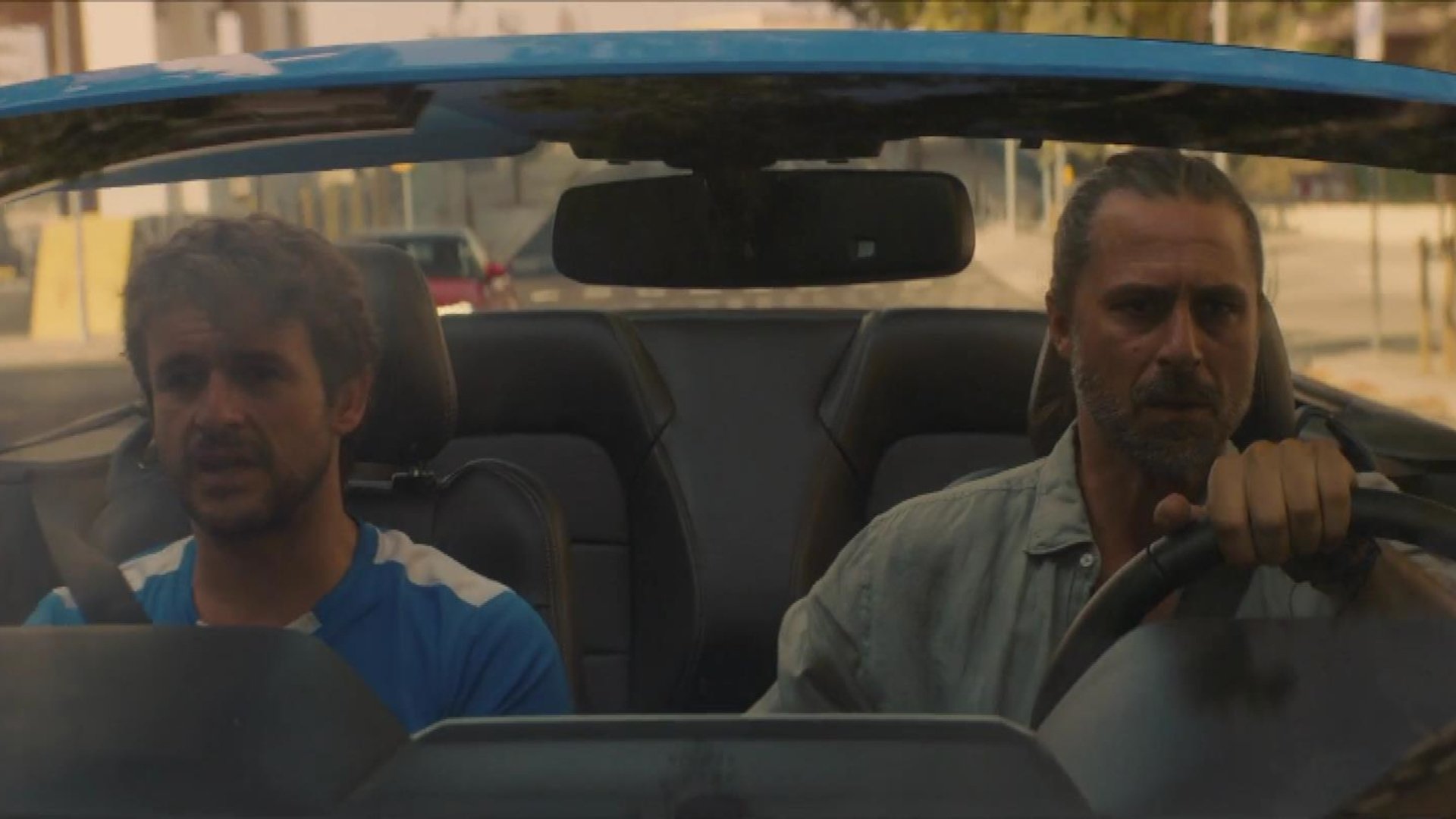 Un novio para mi mujer Background