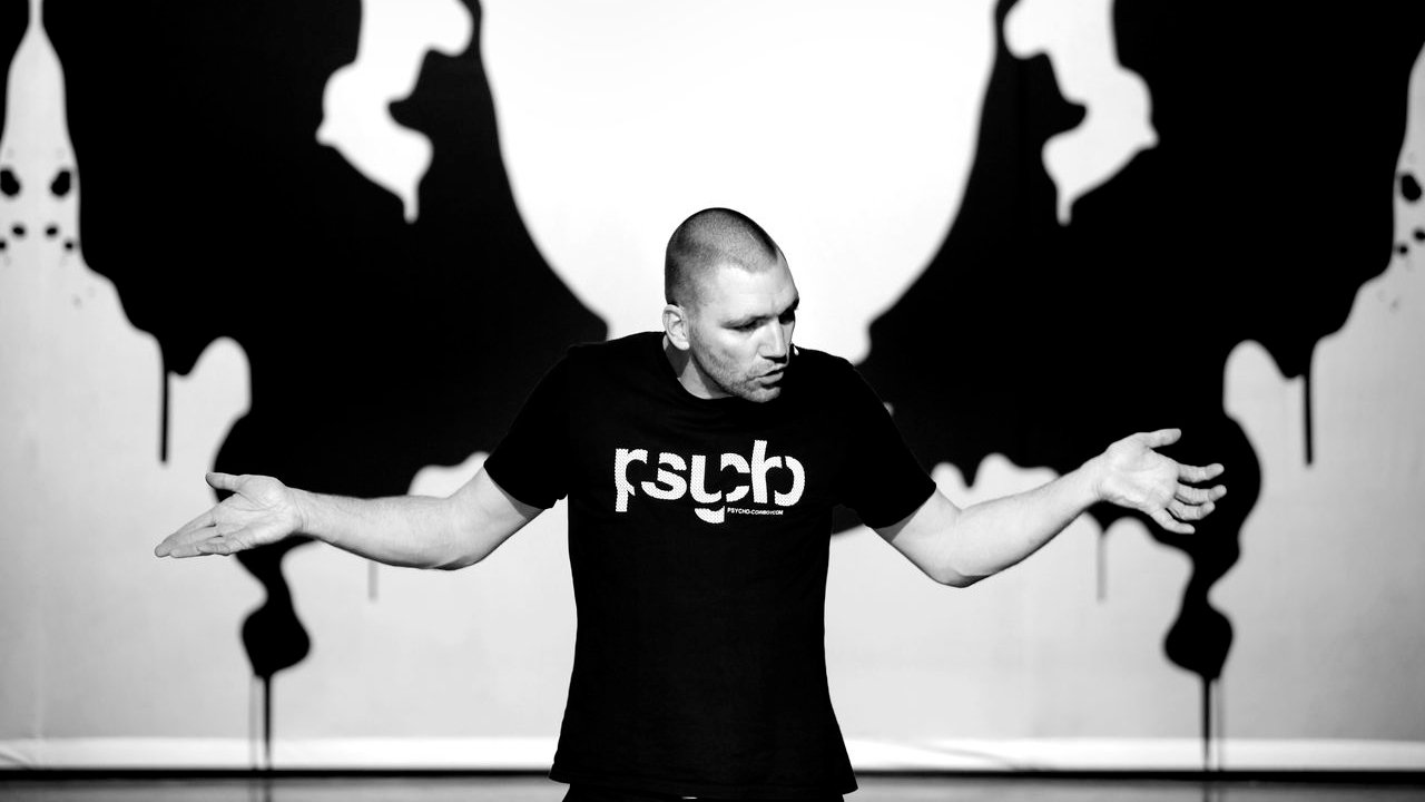 Theo Maassen: Zonder Pardon Background