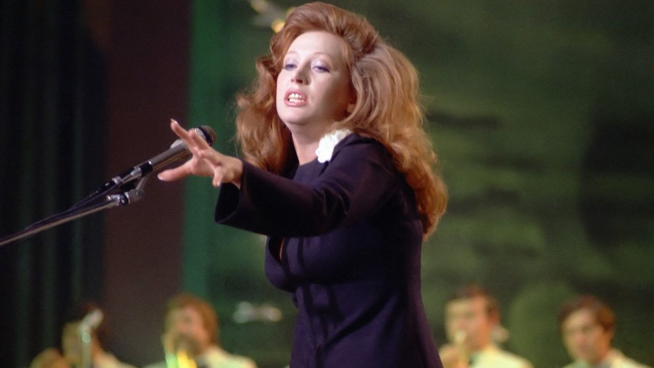 A Woman That Sings Background