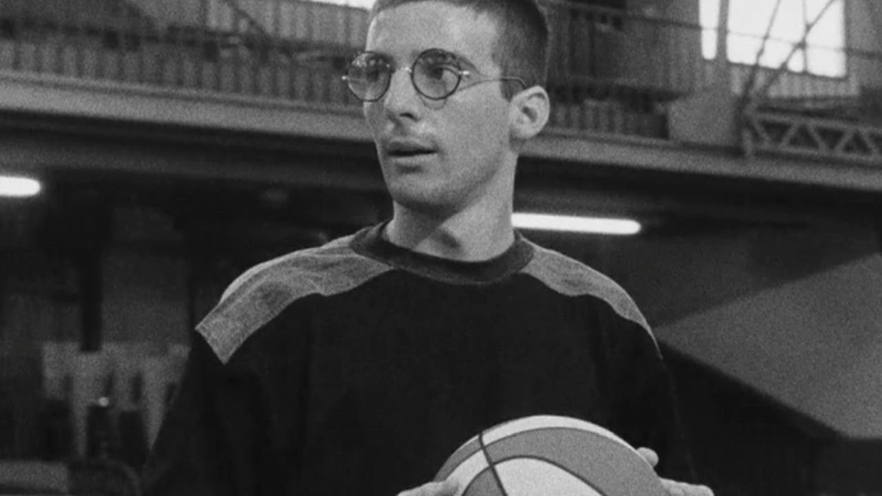 Fierrot le pou Background