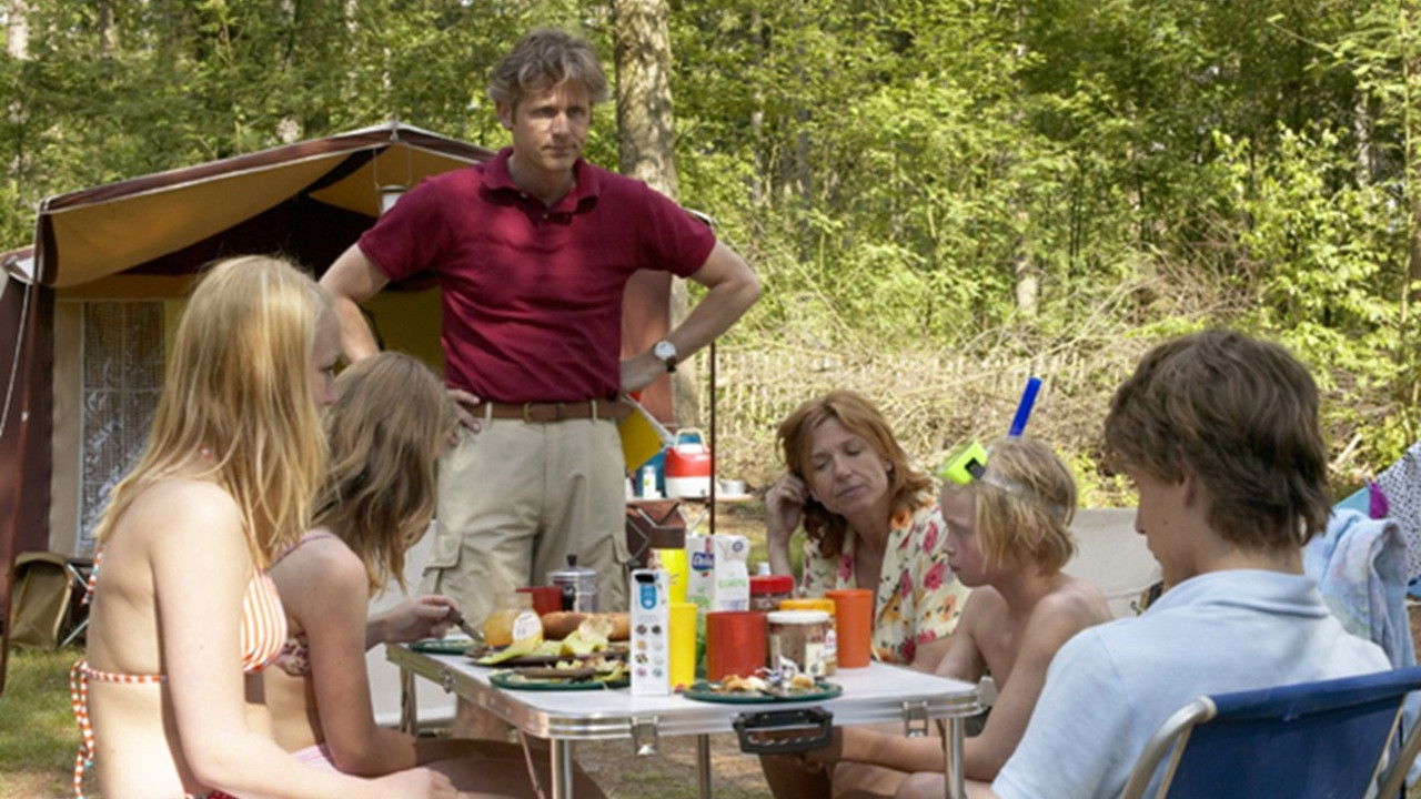 Au Cigogne! Background