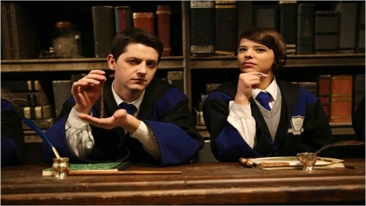 Sihirbazlık Okulunda Bir Türk Background