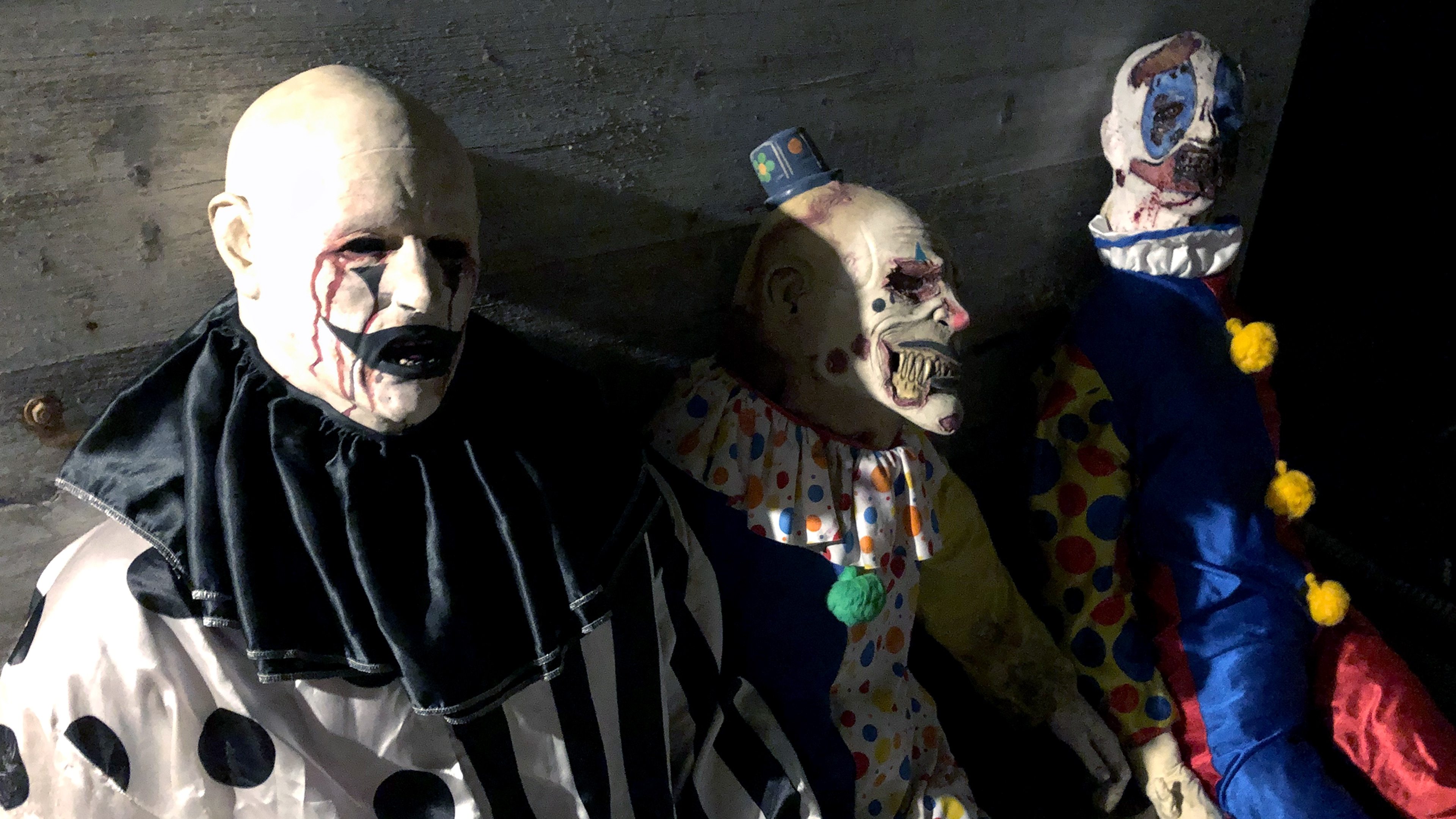 Hell House LLC III: Jezioro ognia Background