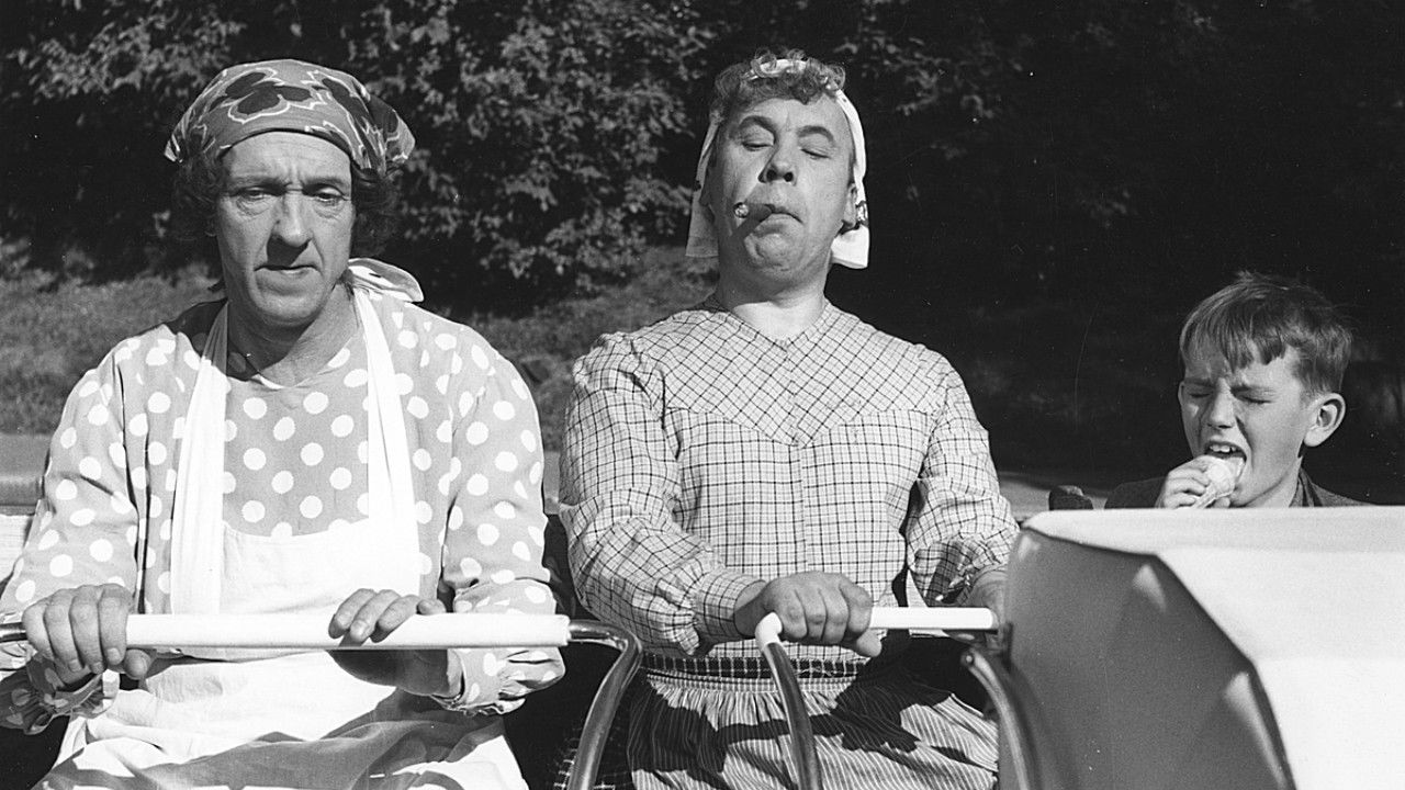 Pekka ja Pätkä puistotäteinä Background