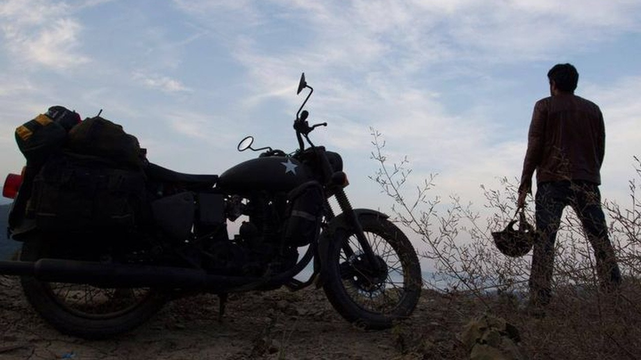 Neelakasham Pachakadal Chuvanna Bhoomi Background