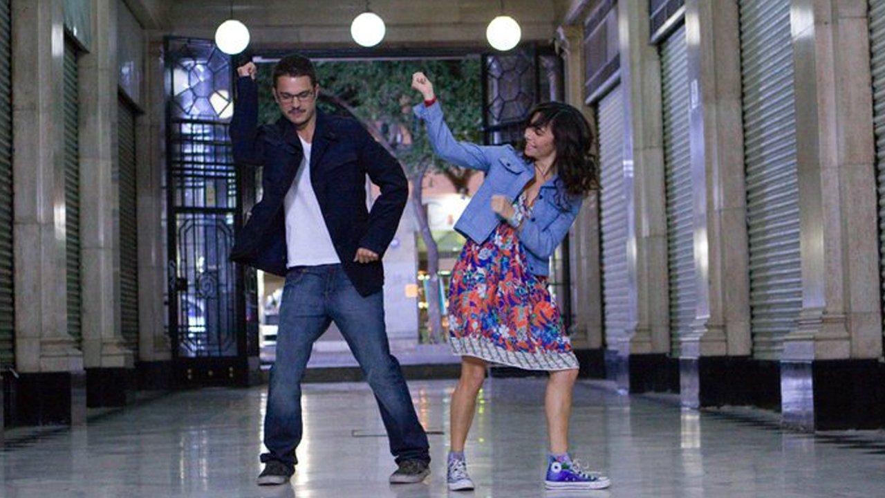 Te Presento a Laura Background