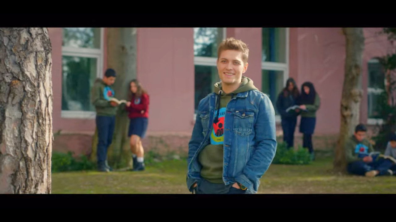 Sesinde Aşk Var Background