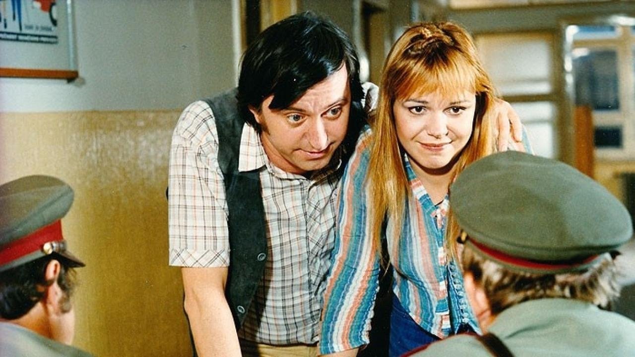 Blázni, vodníci a podvodníci Background