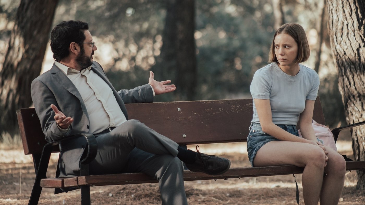 La desconocida Background