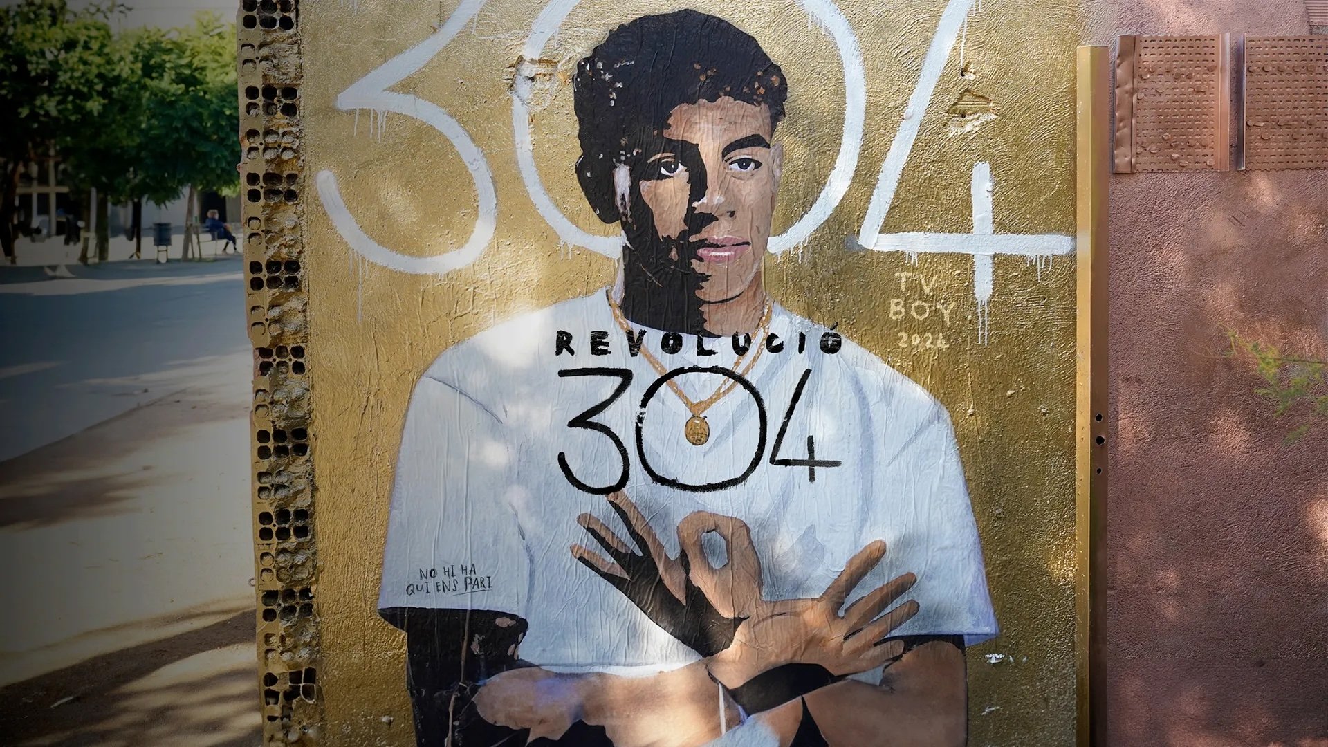 Revolució 304 Background