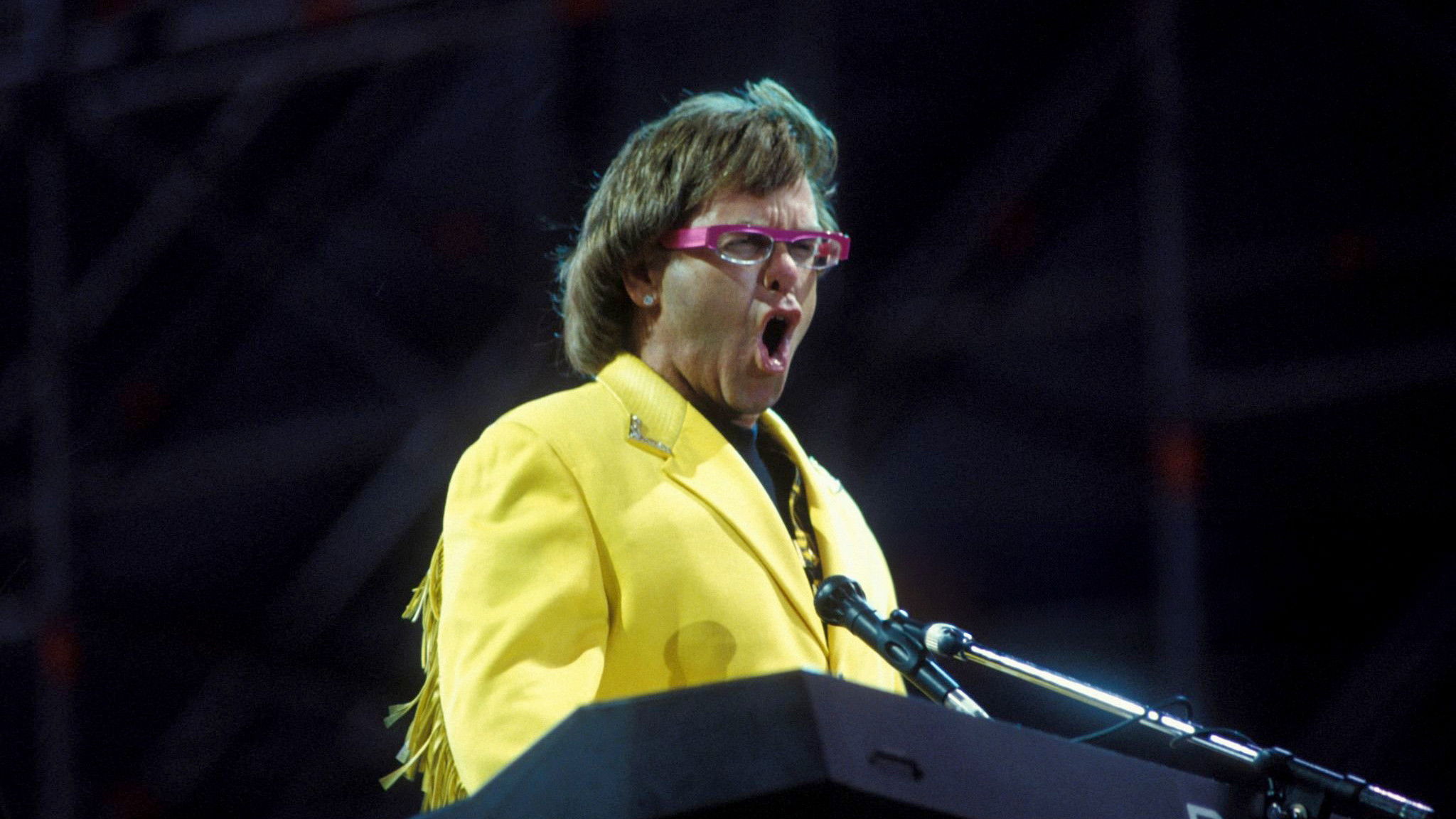 Elton John - Live In Barcelona Background