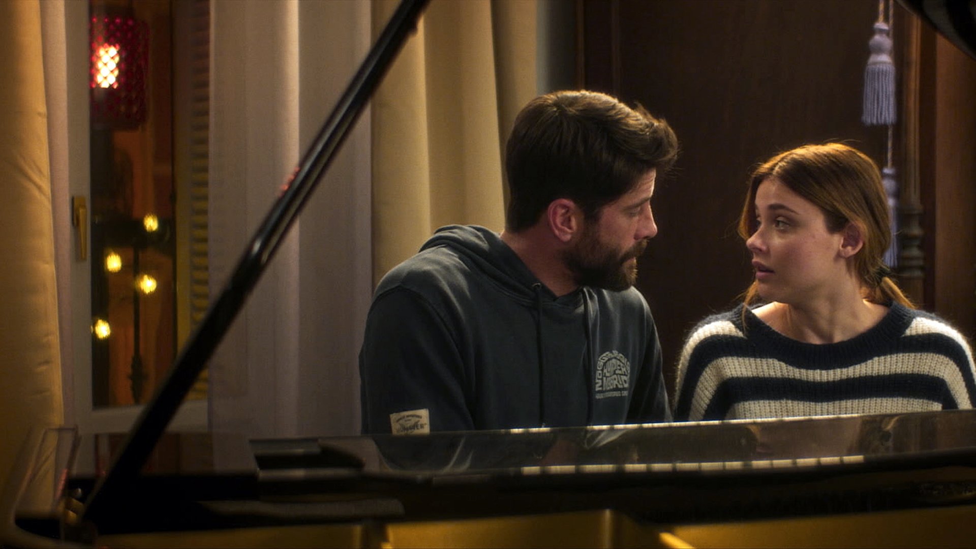 Un año y un día Background