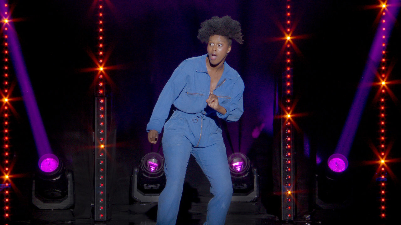 Fadily Camara: La plus drôle de tes copines Background