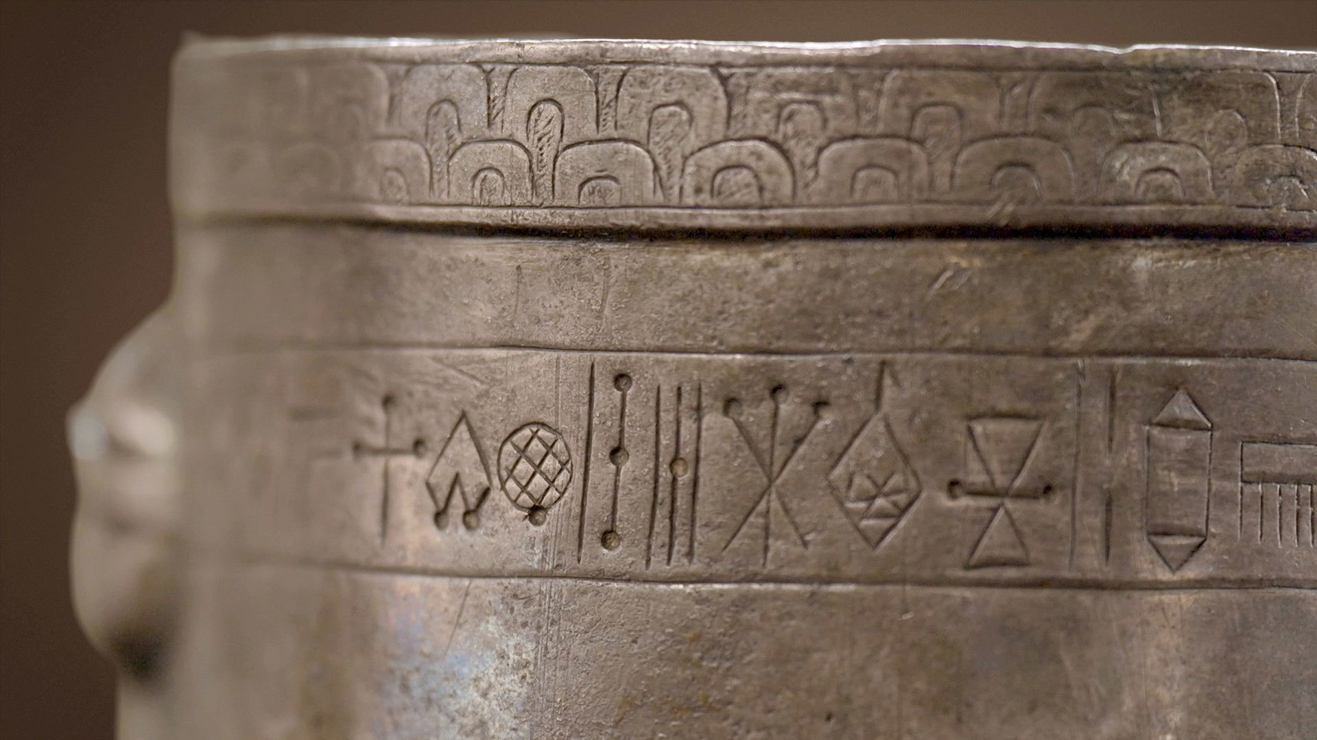 À la recherche de l'écriture oubliée Background