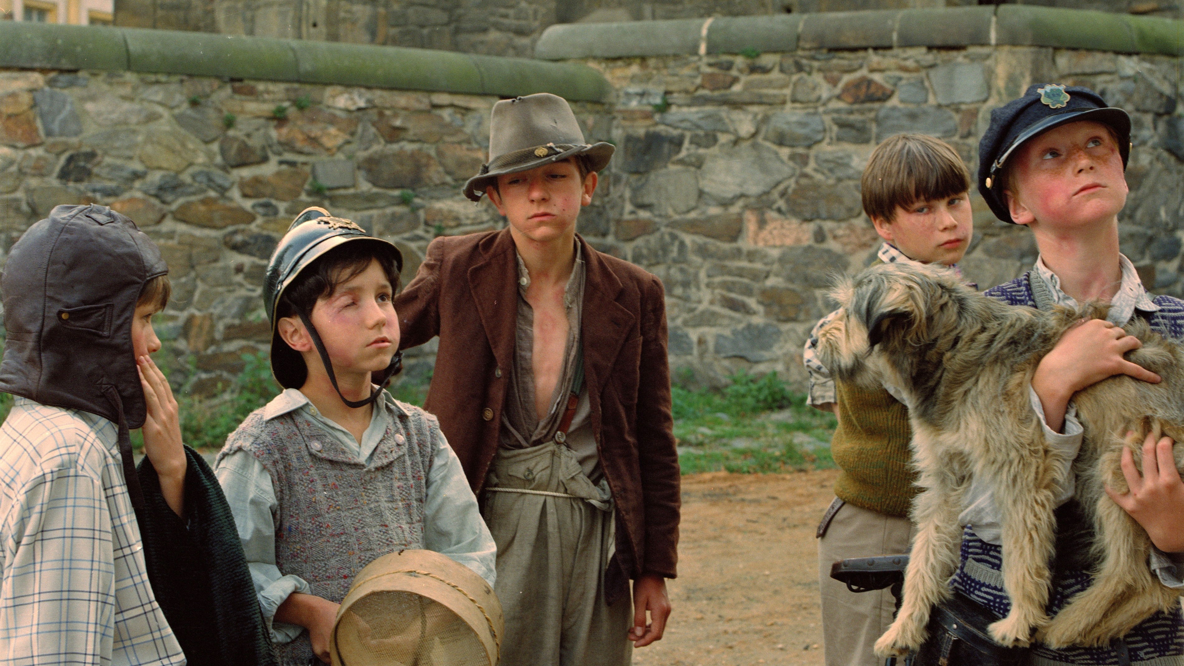 Bylo nás pět Background