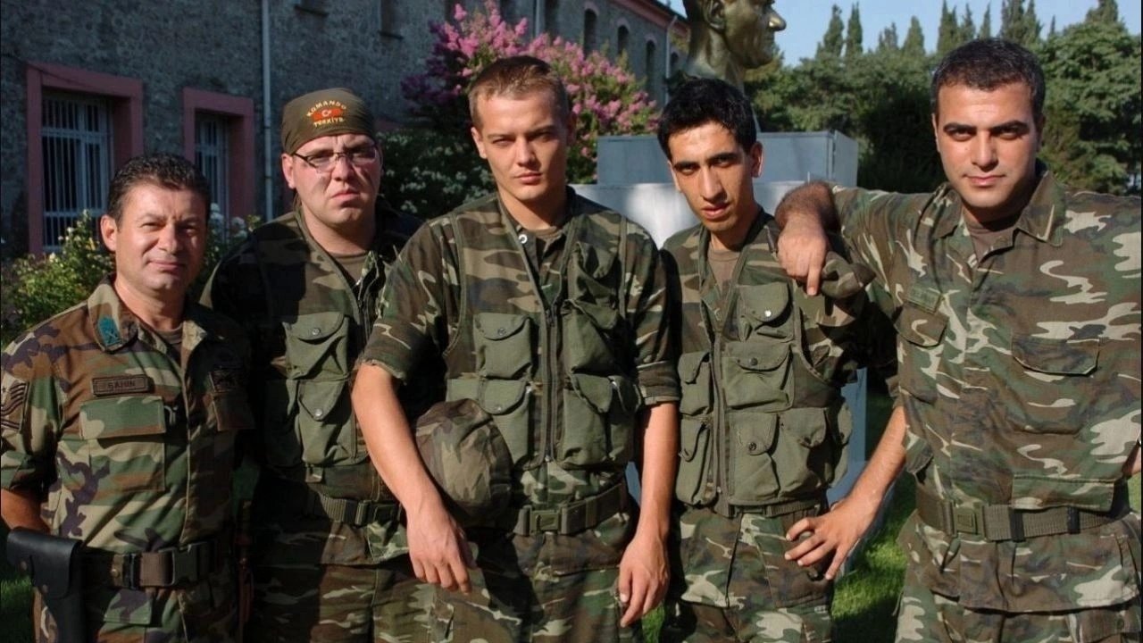 Emret Komutanım Background