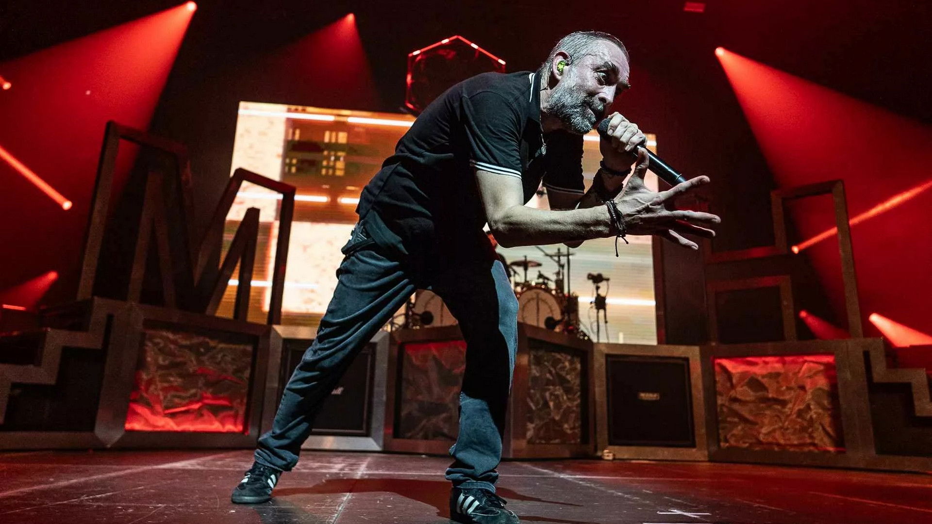 Mass Hysteria au Zénith de Paris Background