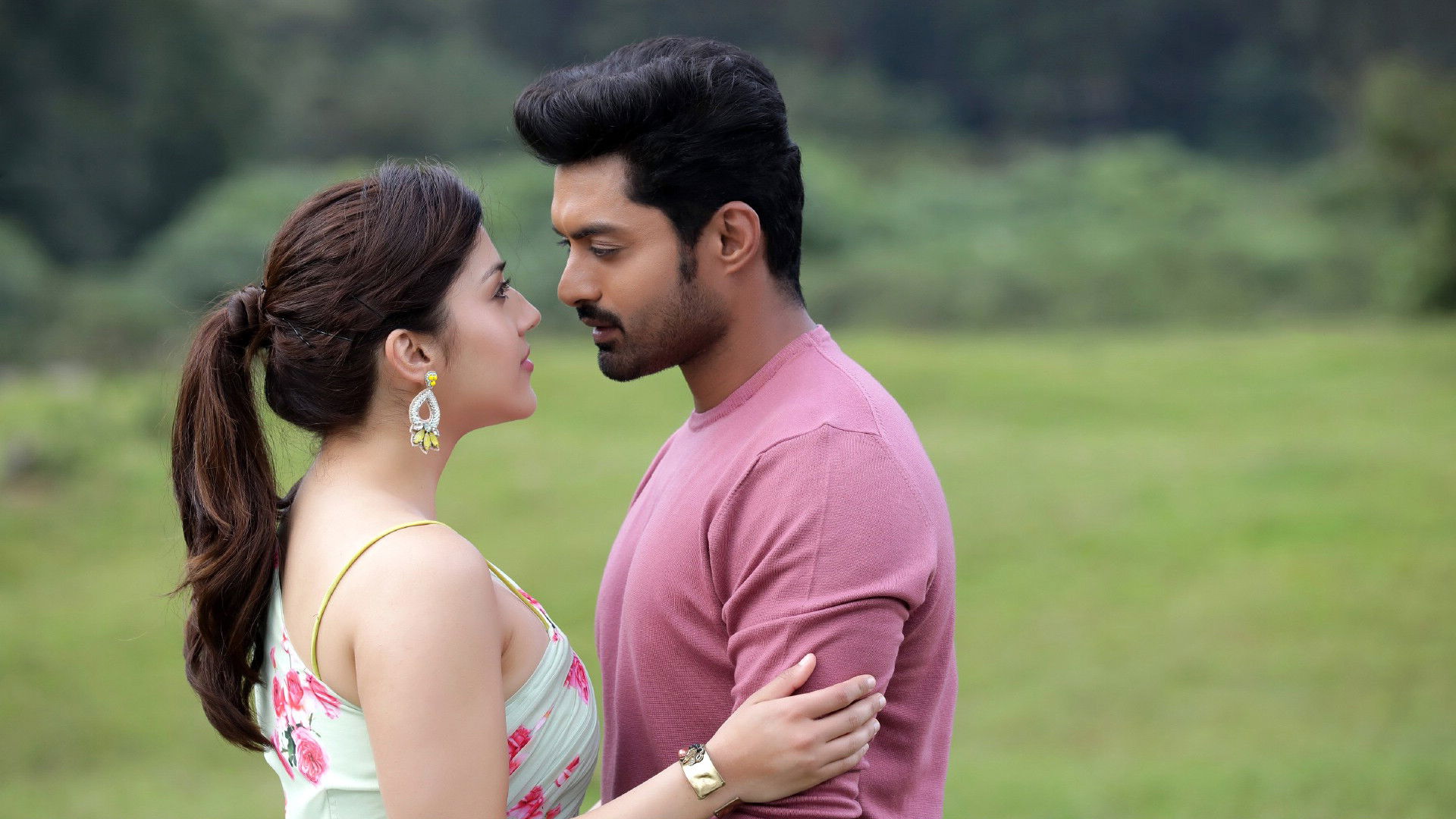 Entha Manchivaadavuraa Background