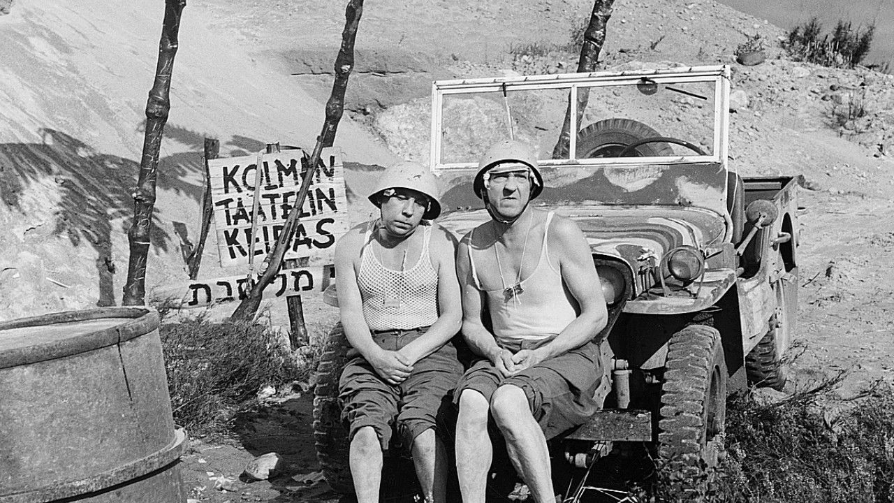 Pekka ja Pätkä Suezilla Background