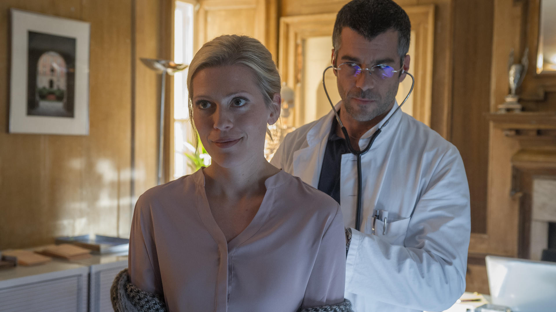 Rosamunde Pilcher: Ein Doktor und drei Frauen Background