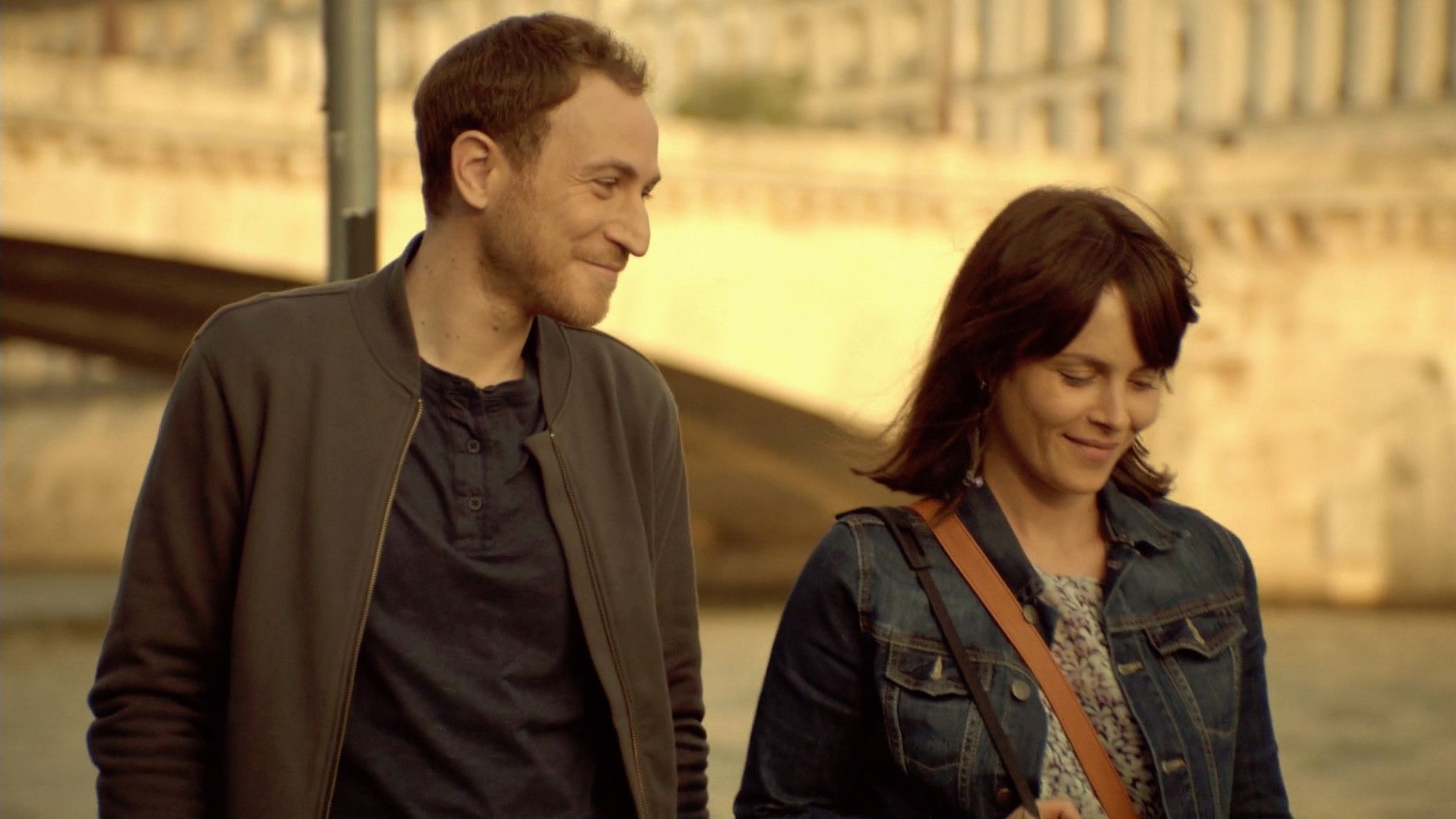 Cent pages blanches Background