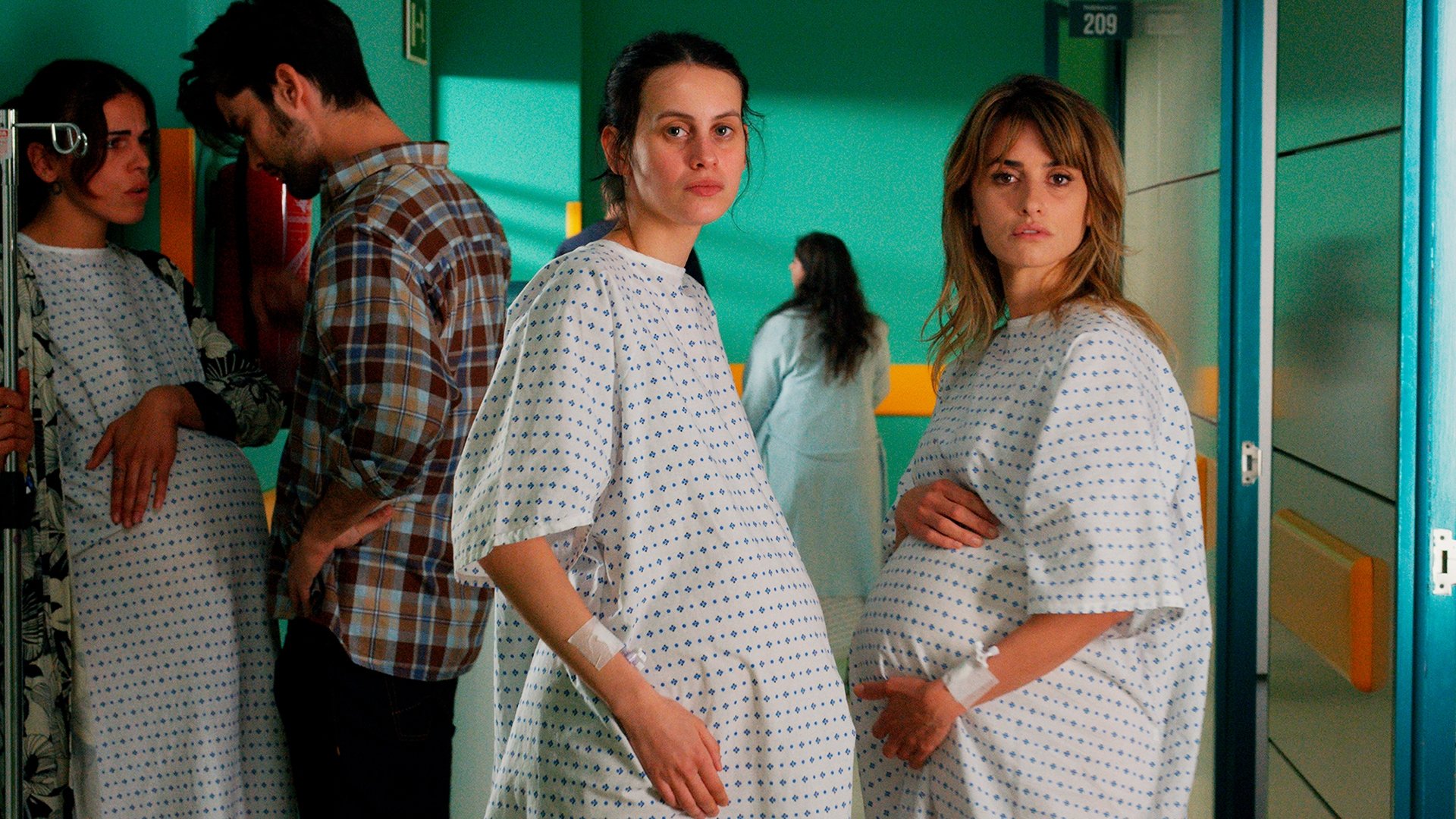 Madres paralelas Background