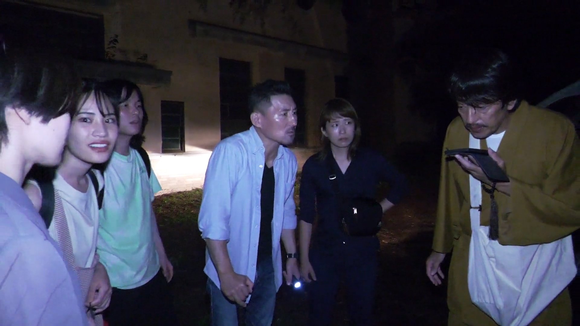 Senritsu Kaiki World Kowasugi! Background