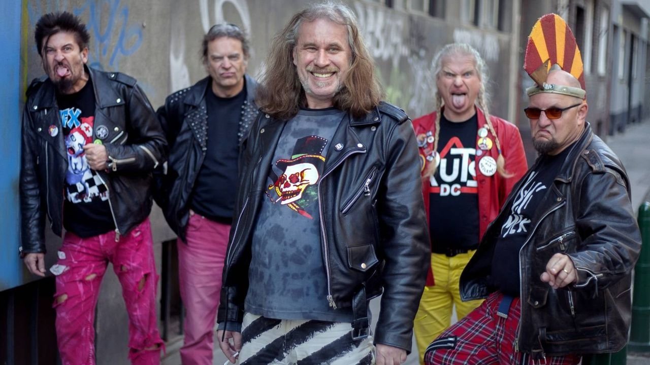 Visaci zamek 1982 - 2007 Background