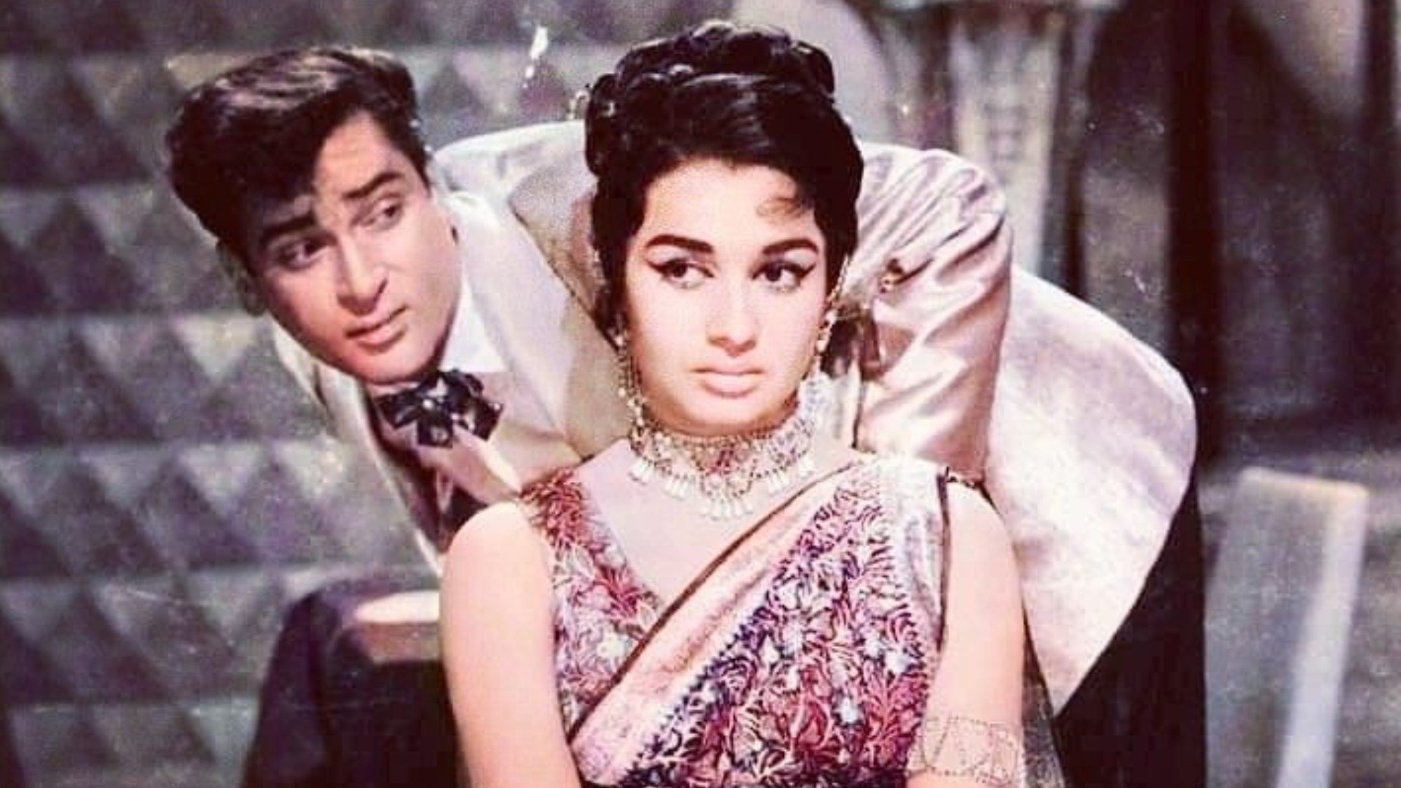 Teesri Manzil Background