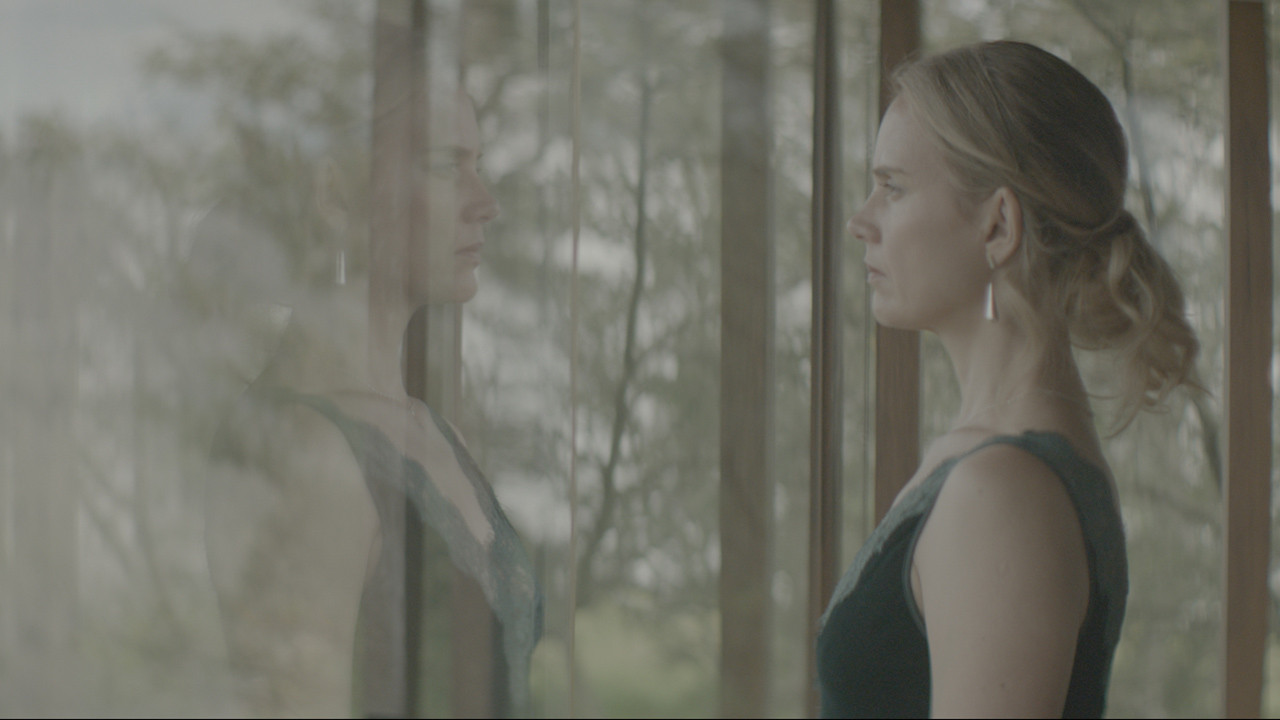 Lo Invisible Background