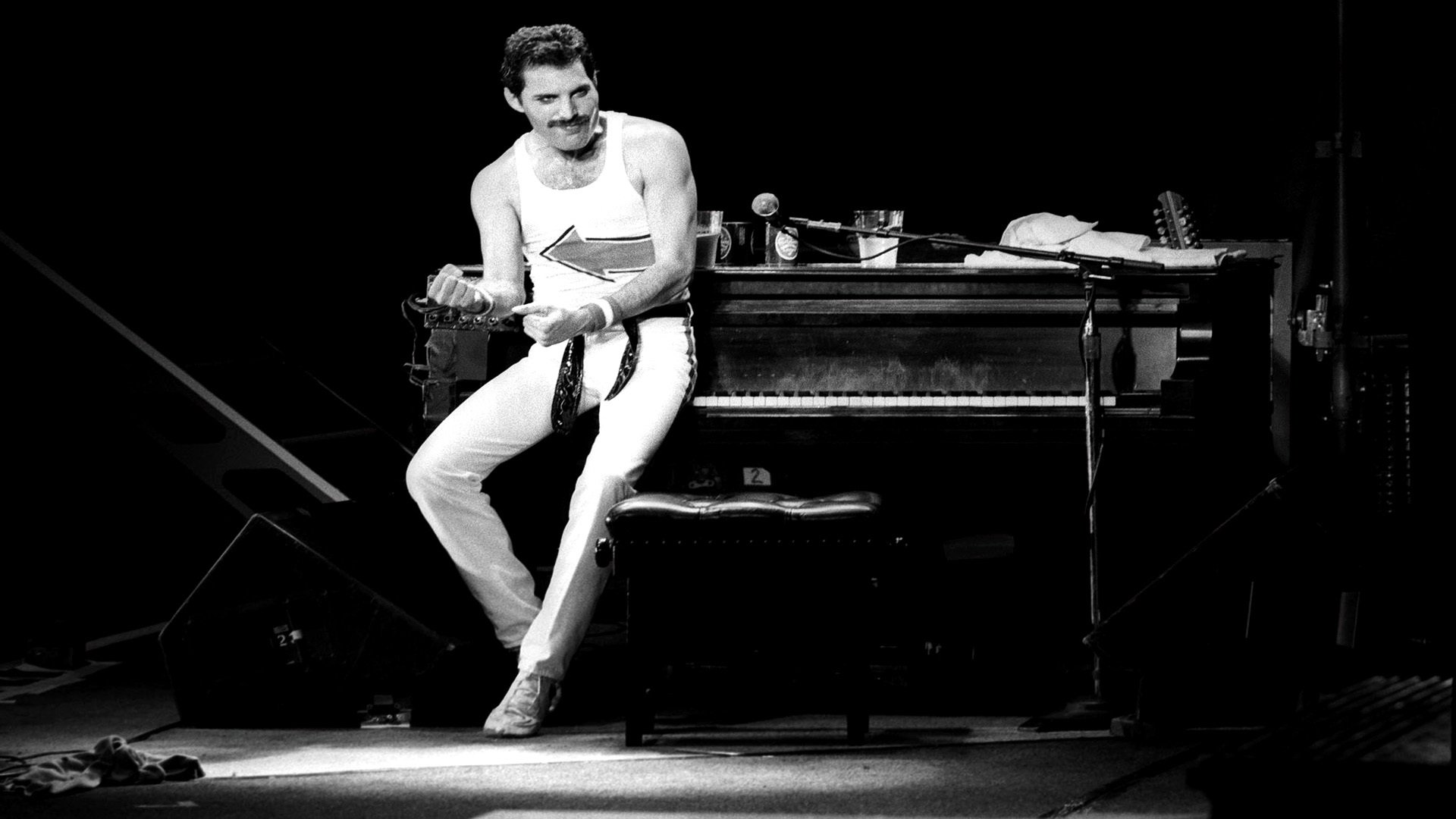 Queen on Fire: Live at the Bowl Background